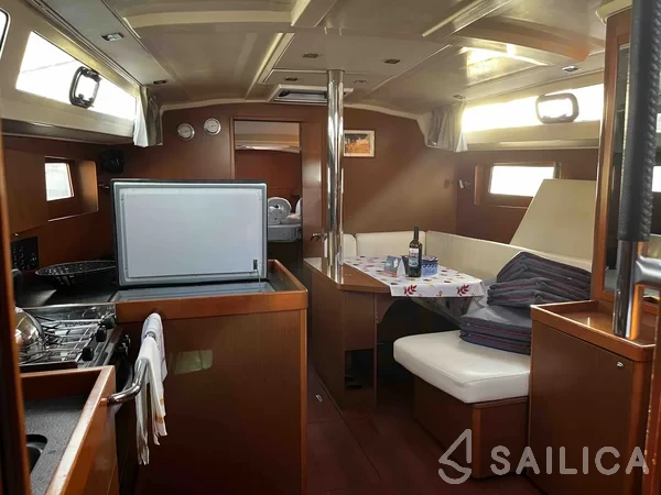 Oceanis 41.1 - Yacht Charter Sailica