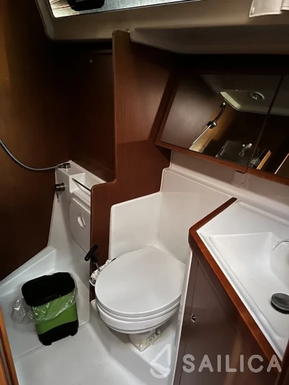 Oceanis 41.1 - Yacht Charter Sailica