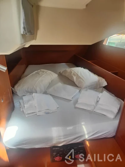 Oceanis 41.1 - Yacht Charter Sailica