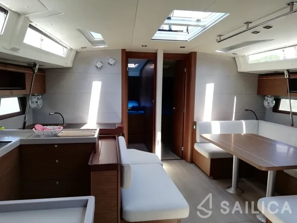 Oceanis 51.1 - Yacht Charter Sailica