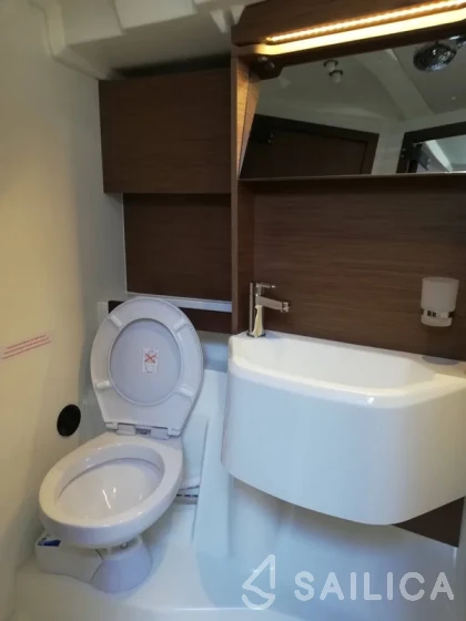 Oceanis 51.1 - Yacht Charter Sailica