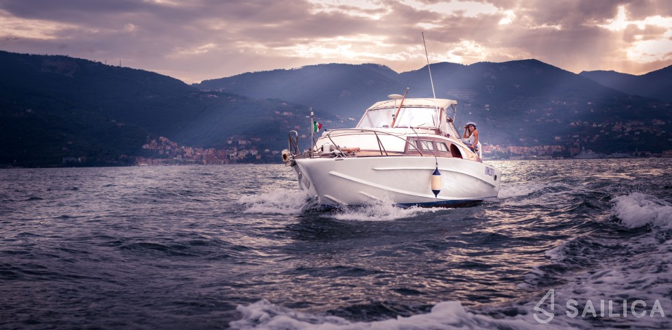 Cantieri Navali Anzio Speranzella - Yacht Charter Sailica