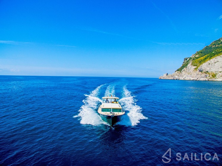 Chris-Craft 31 - Yacht Charter Sailica