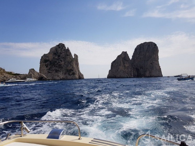 Chris-Craft 31 - Yacht Charter Sailica