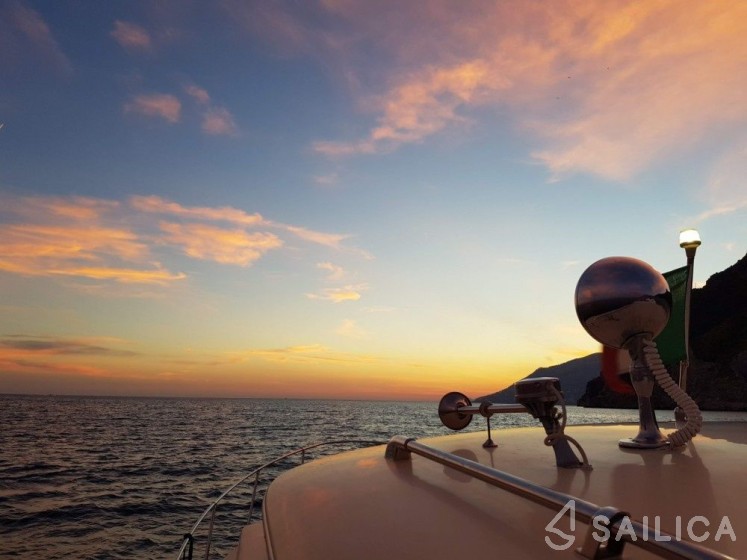 Chris-Craft 31 - Yacht Charter Sailica
