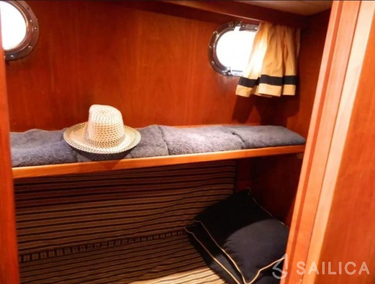 Comena Corallo 37 - Yacht Charter Sailica
