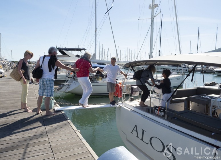 Dufour 525 GL - Yacht Charter Sailica