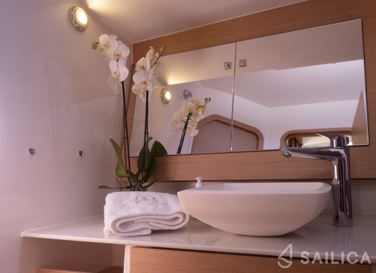 Dufour 525 GL - Yacht Charter Sailica