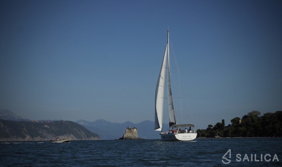 Dufour 525 GL - Yacht Charter Sailica