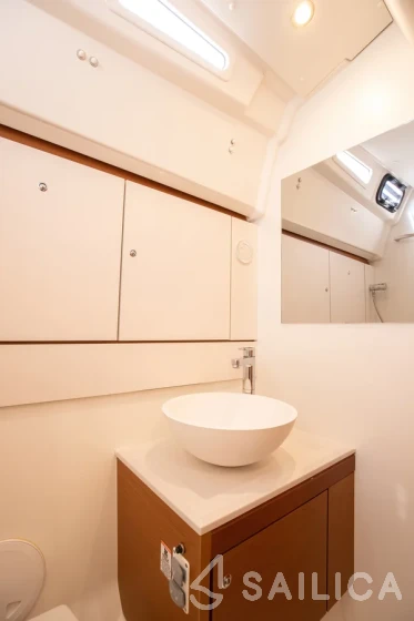 Jeanneau 54 - Yacht Charter Sailica