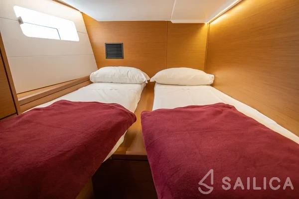 Jeanneau 54 - Yacht Charter Sailica