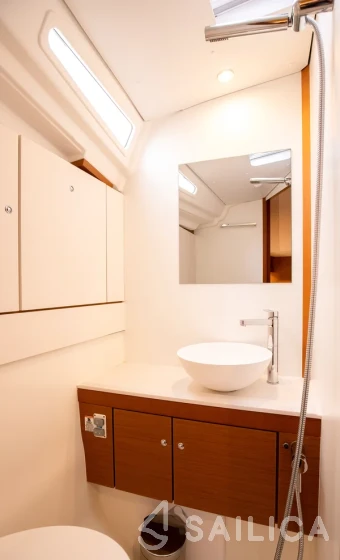 Jeanneau 54 - Yacht Charter Sailica