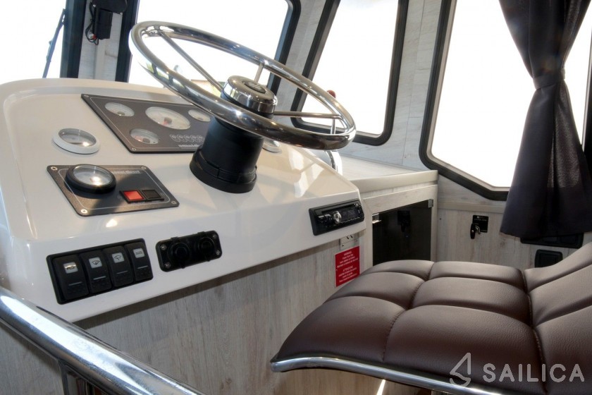 Minuetto 8+ - Yacht Charter Sailica