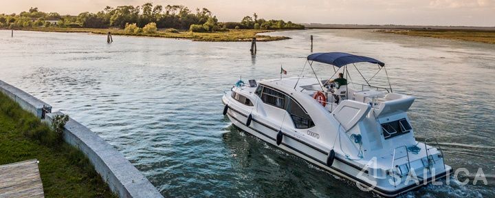 Minuetto Electric 8+ - Yacht Charter Sailica