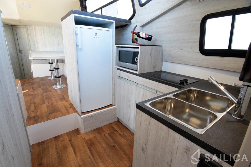 Minuetto Electric 8+ - Yacht Charter Sailica