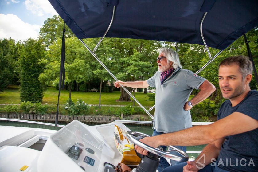 Minuetto Electric 8+ - Yacht Charter Sailica