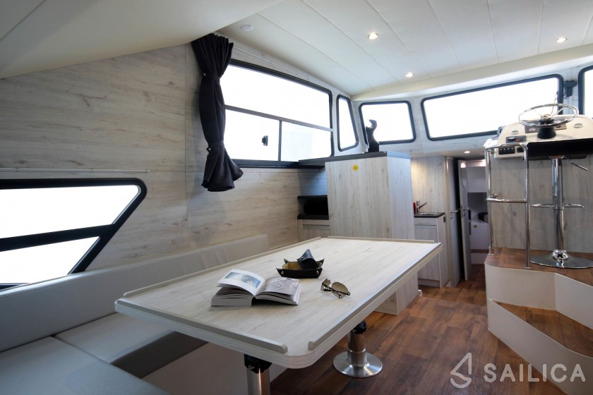 Minuetto Electric 8+ - Yacht Charter Sailica