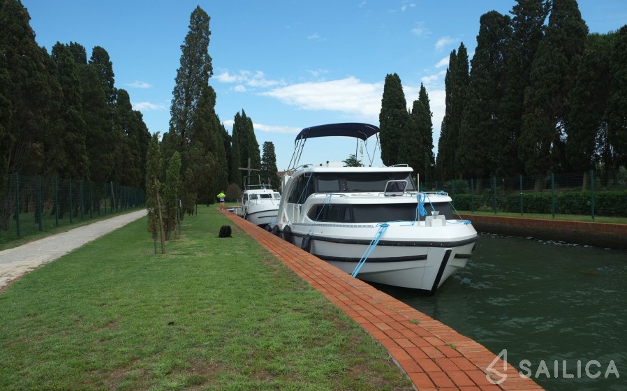 Minuetto Electric 8+ - Yacht Charter Sailica