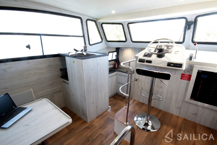 Minuetto Electric 8+ - Yacht Charter Sailica