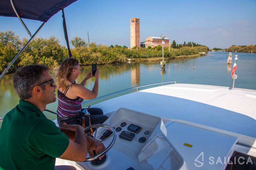 Minuetto Electric 8+ - Yacht Charter Sailica