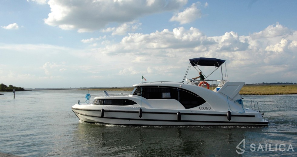 Minuetto Electric 8+ - Yacht Charter Sailica