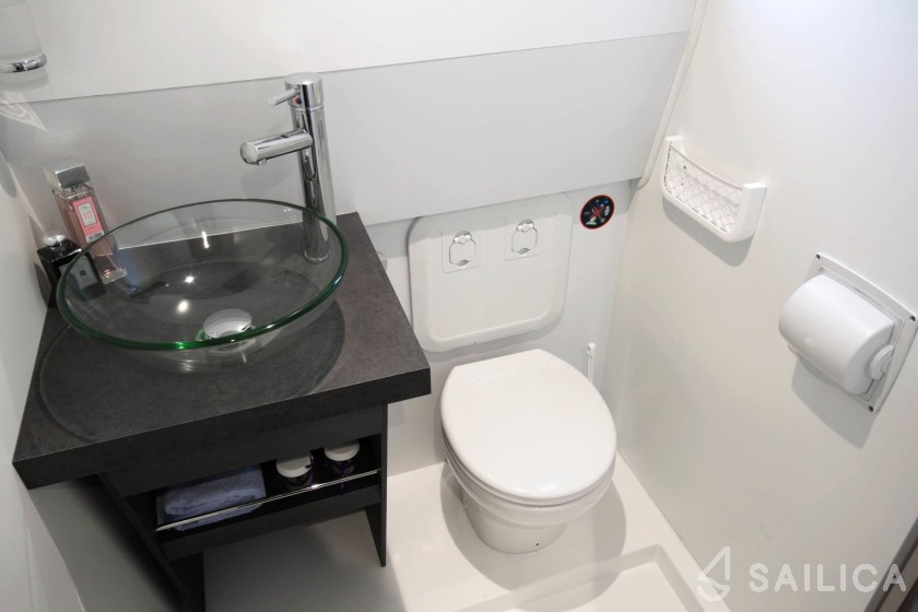 Minuetto Electric 8+ - Yacht Charter Sailica