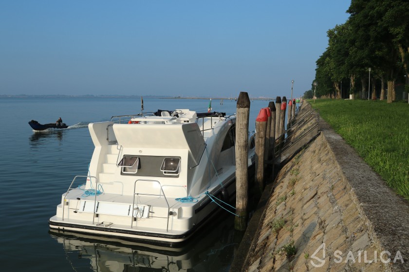 Minuetto Electric 8+ - Yacht Charter Sailica