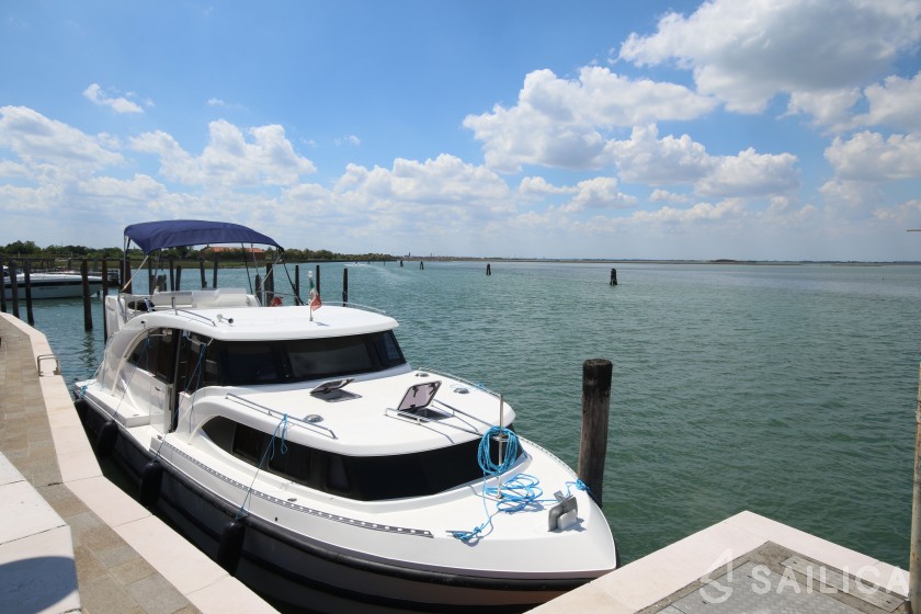 Minuetto Electric 8+ - Yacht Charter Sailica