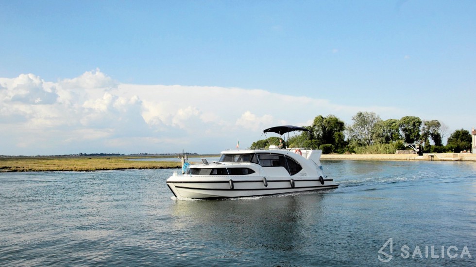 Minuetto Electric 8+ - Yacht Charter Sailica