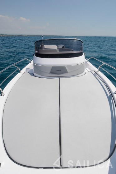 Ranieri 22 - Yacht Charter Sailica