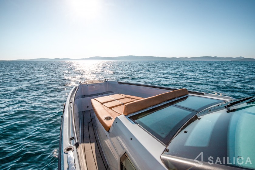 Saxdor 320 GTO - Yacht Charter Sailica