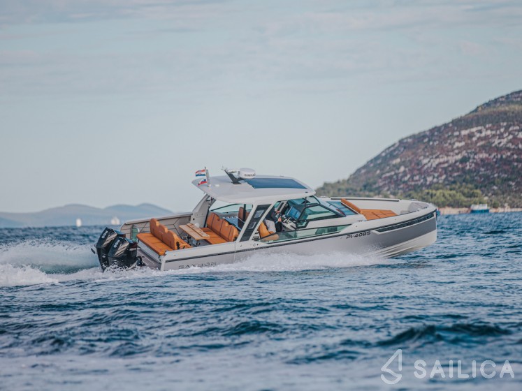 Saxdor 320 GTO - Yacht Charter Sailica