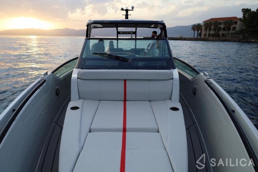 Saxdor 320 GTO - Yacht Charter Sailica