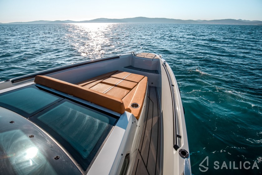 Saxdor 320 GTO - Yacht Charter Sailica