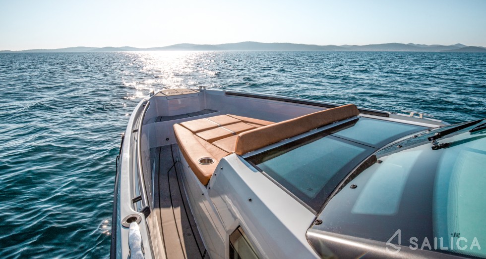 Saxdor 320 GTO - Yacht Charter Sailica
