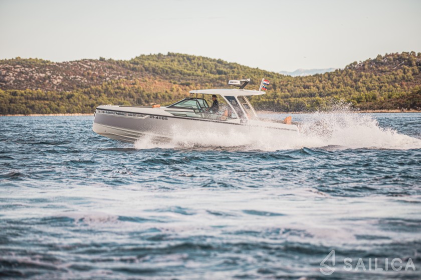Saxdor 320 GTO - Yacht Charter Sailica