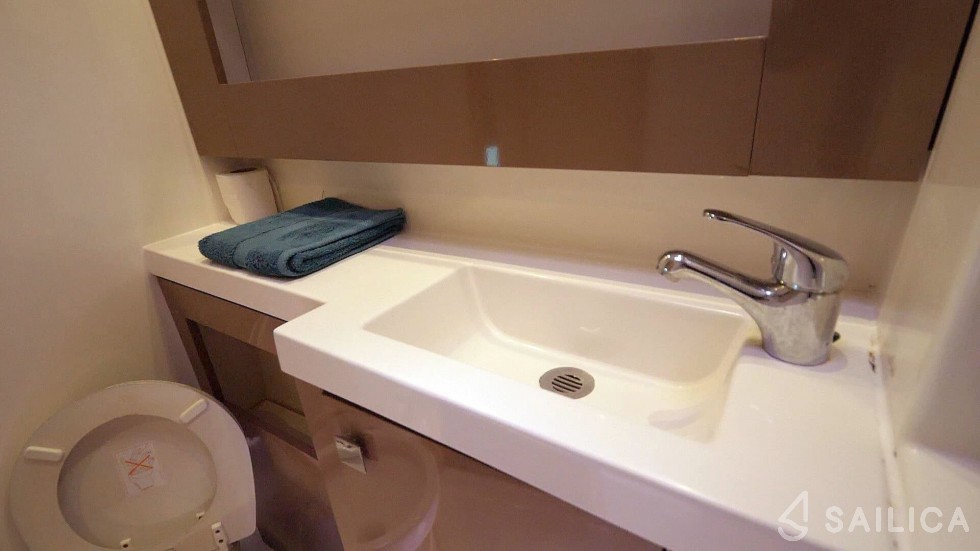Helia 44 - Yacht Charter Sailica