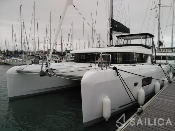 Lagoon 42 - Yacht Charter Sailica