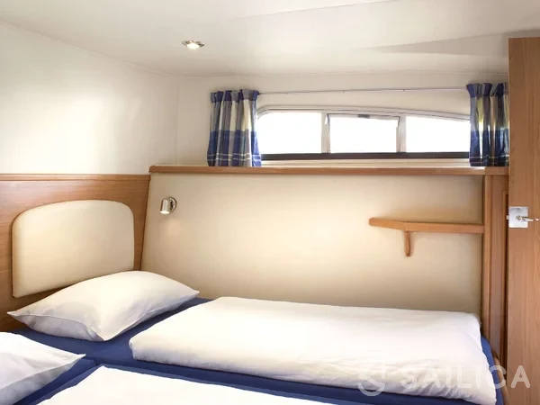 Europa 300 - Yacht Charter Sailica
