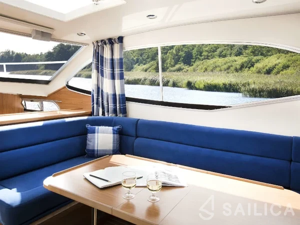 Europa 300 - Yacht Charter Sailica