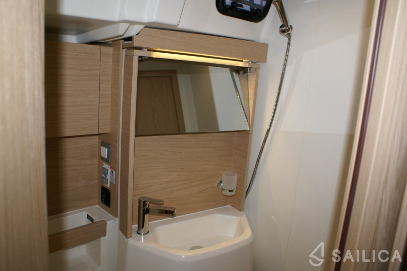 Oceanis 51.1 5+1 cab - Yacht Charter Sailica