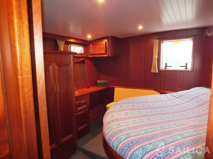 Falcon 100 - Yacht Charter Sailica