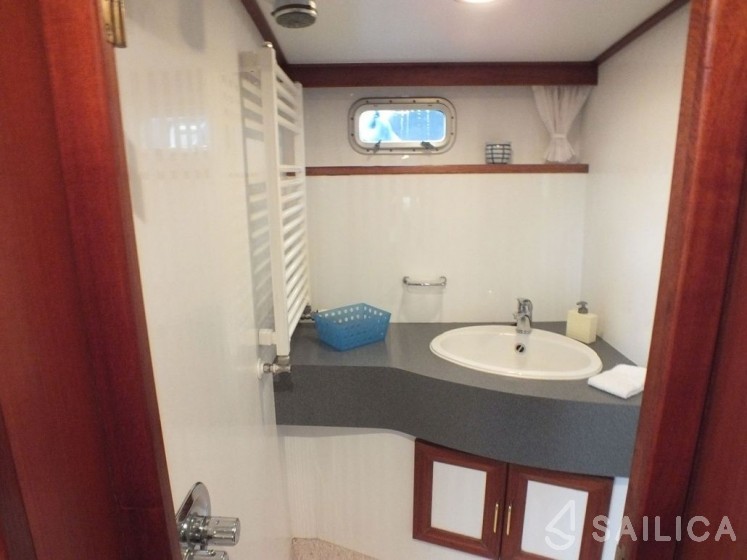 Falcon 100 - Yacht Charter Sailica