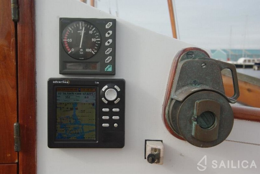 Hoogaars 11.11 - Yacht Charter Sailica