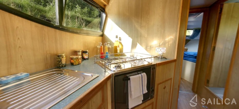 Le Boat Caprice - Yacht Charter Sailica