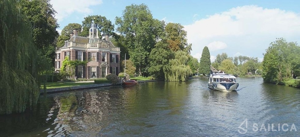 Le Boat Caprice - Yacht Charter Sailica