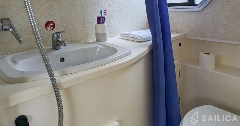Le Boat Cirrus B - Yacht Charter Sailica