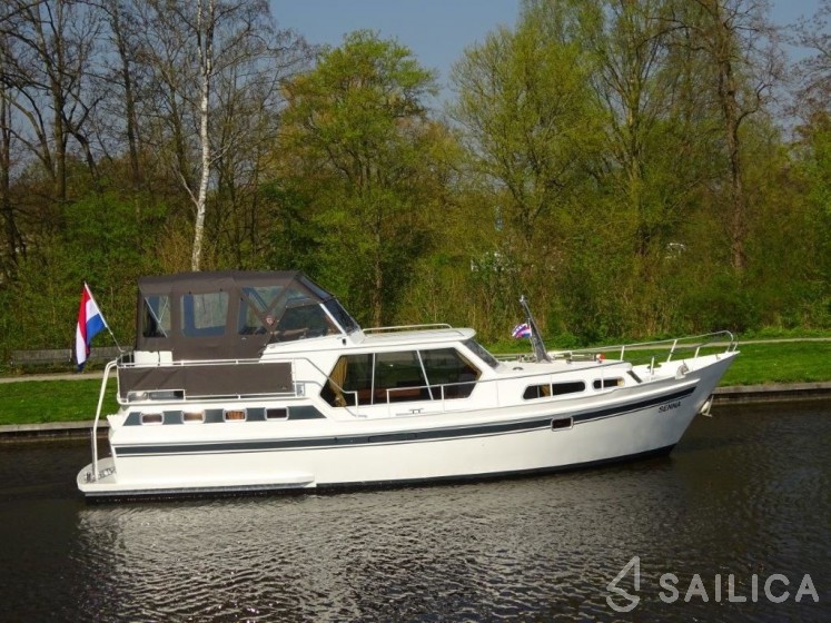 Mistral 1150 - Yacht Charter Sailica