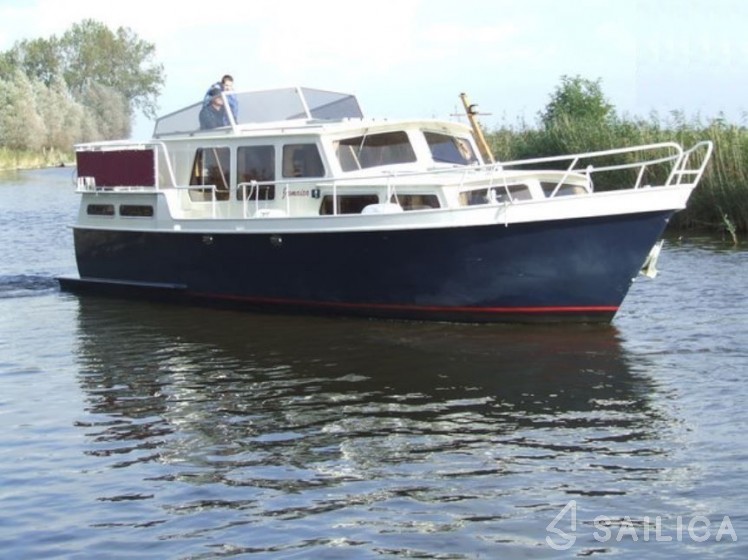 Pikmeer 1100 - Yacht Charter Sailica