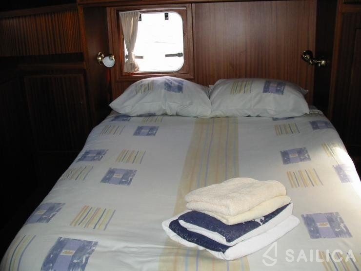 Valkkruiser Kruiser 1200 - Yacht Charter Sailica